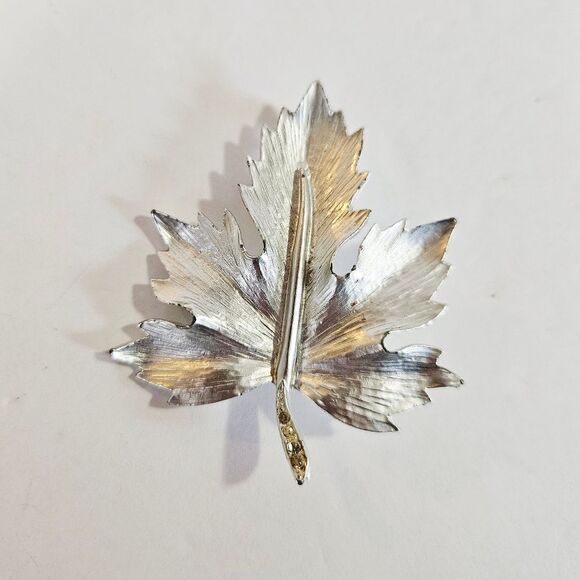 Vintage Textured Silver Tone Rhinestone Polished Sugar Maple Leaf Brooch Pin - Picture 1 of 7